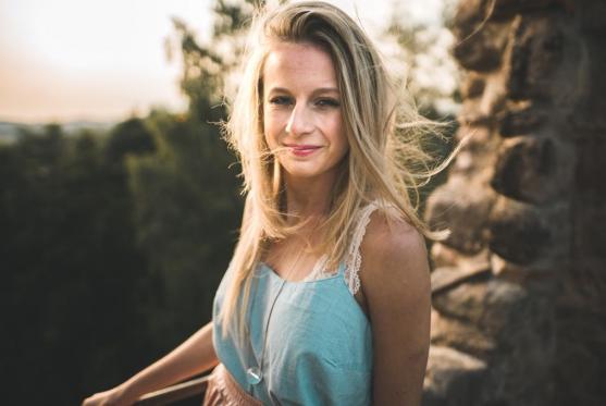 Zpěvačka Eva Matějovská vydává nový singl. Videoklip natáčela v Adršpachu