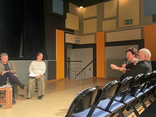 Veřejné diskuse by se měly konat pravidelně, shodli se návštěvníci debaty Hlasy Broumovska