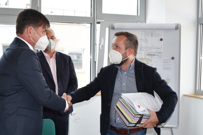 Zhotovitel parkovacího domu v areálu náchodské nemocnice převzal staveniště