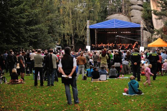 Hradeckou filharmonii poslouchalo ve skalách 1300 diváků 