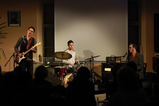 Středeční večer ArtCafé patřil bluesovému triu kytaristy Marcela Flemra 