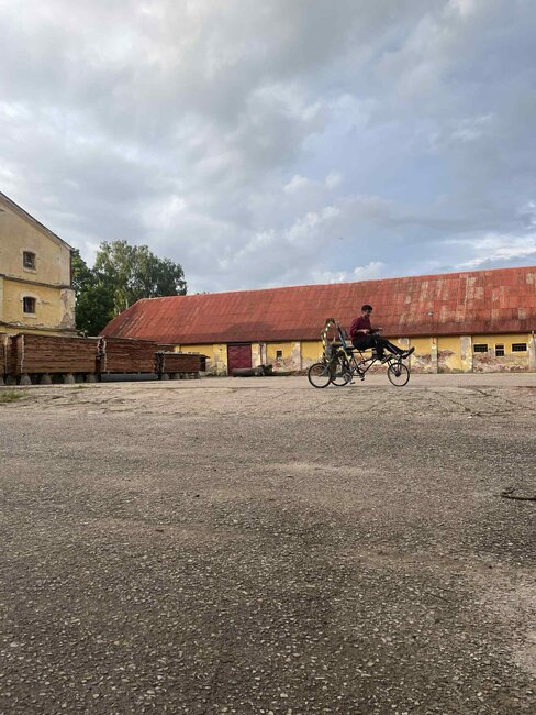 Broumov v pohybu: Umělec Mohar Kalra mapuje město očima místních