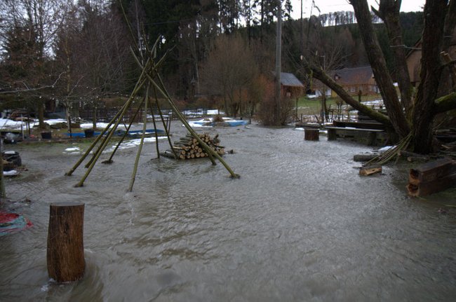 Vody bylo ve sklepě po kolena a pořád stoupala