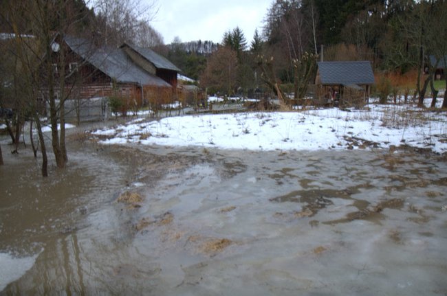 Vody bylo ve sklepě po kolena a pořád stoupala