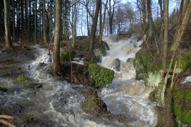 Vody bylo ve sklepě po kolena a pořád stoupala