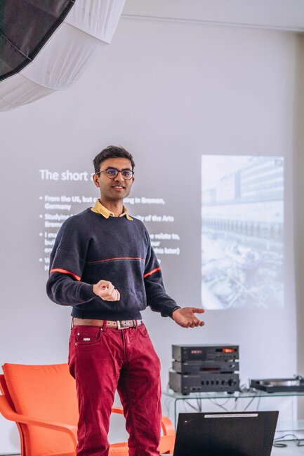 Broumov v pohybu: Umělec Mohar Kalra mapuje město očima místních