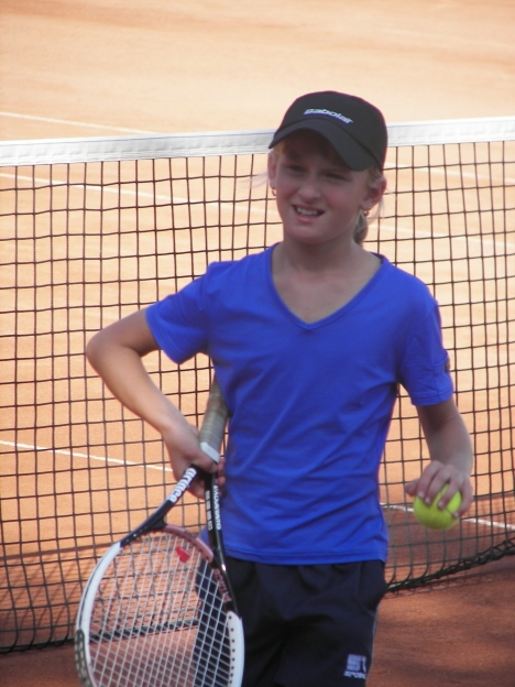 Hana Dušková z Broumova je na cestě k velké tenisové kariéře 