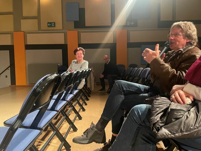 Veřejné diskuse by se měly konat pravidelně, shodli se návštěvníci debaty Hlasy Broumovska