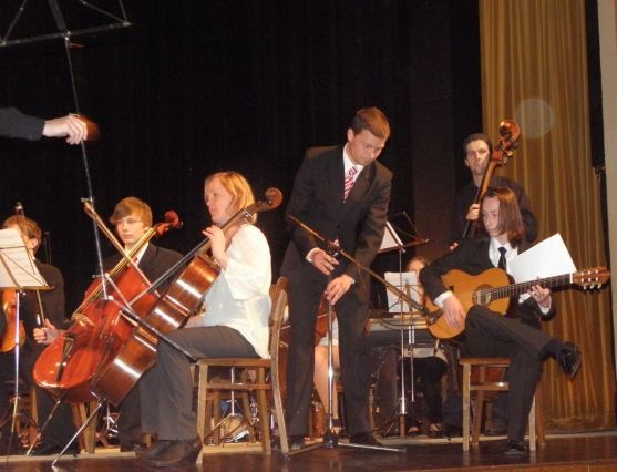 Tomáš Mrština z broumovského gymnázia byl jedním ze sólistů Komorního orchestru ZUŠ Hronov při pátečním Jarním koncertu 