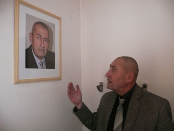 Českoskalický starosta Tomáš Hubka pověsil na místo obrazu prezidenta sám sebe