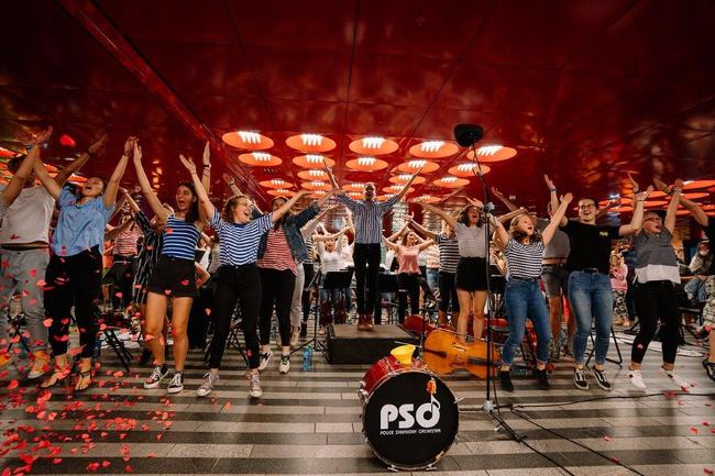 Muzikanti z Police Symphony Orchestra hledají 1000 lidí pro #1050