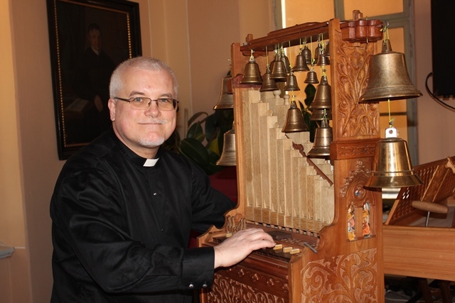 Farář Jaroslav Konečný překvapil originálními hudebními nástroji 