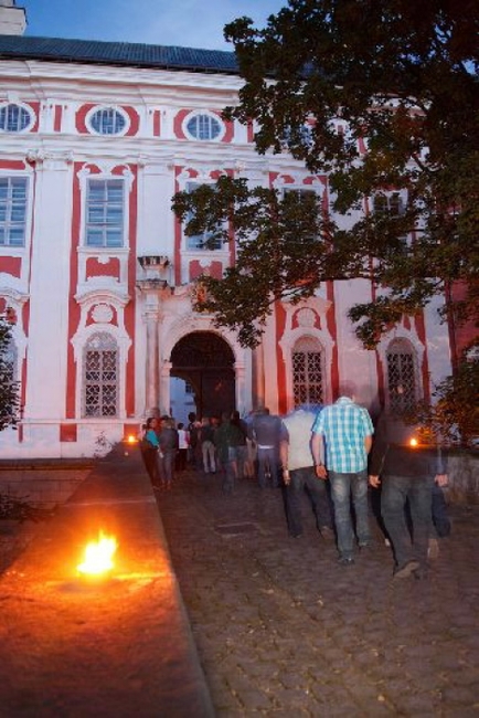 Noční prohlídky kláštera a jeho Zahrady* skončily 