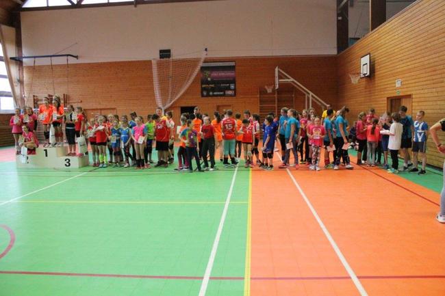 Volejbal si o víkendu v Broumově zahrálo 225 dětí