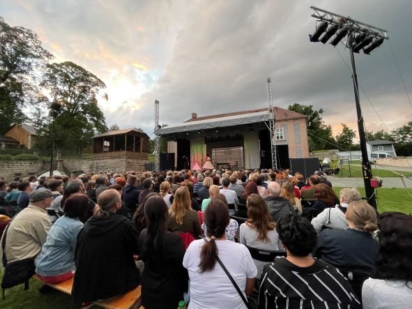 Unikátní představení Klicperova divadla v zahradě kláštera Broumov