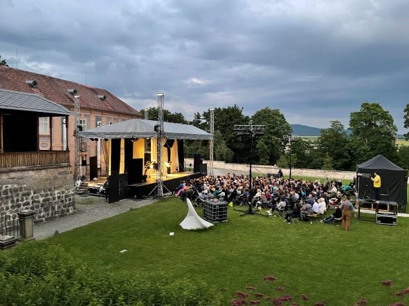 Unikátní představení Klicperova divadla v zahradě kláštera Broumov