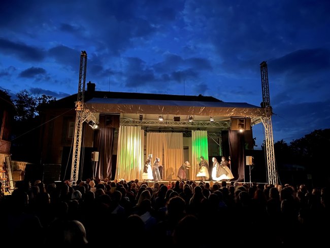 Unikátní představení Klicperova divadla v zahradě kláštera Broumov