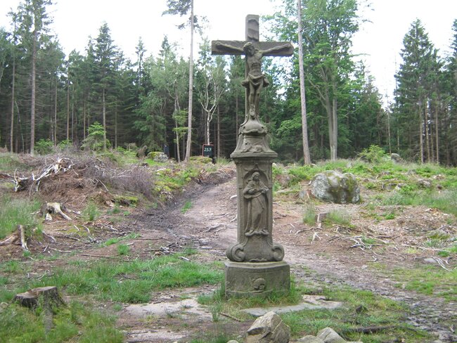 Machovský kříž opět září na hřebeni