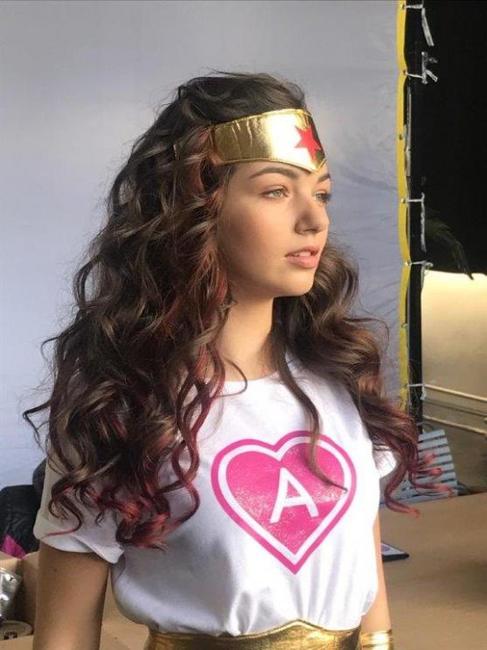 Tahle krásná princezna se rozhodně nenudí! Nové české superhrdince je teprve sedmnáct