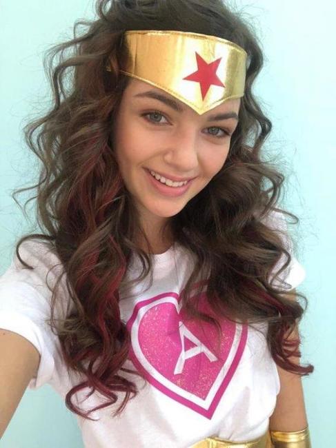 Tahle krásná princezna se rozhodně nenudí! Nové české superhrdince je teprve sedmnáct