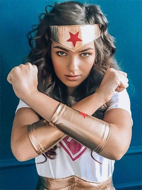 Tahle krásná princezna se rozhodně nenudí! Nové české superhrdince je teprve sedmnáct