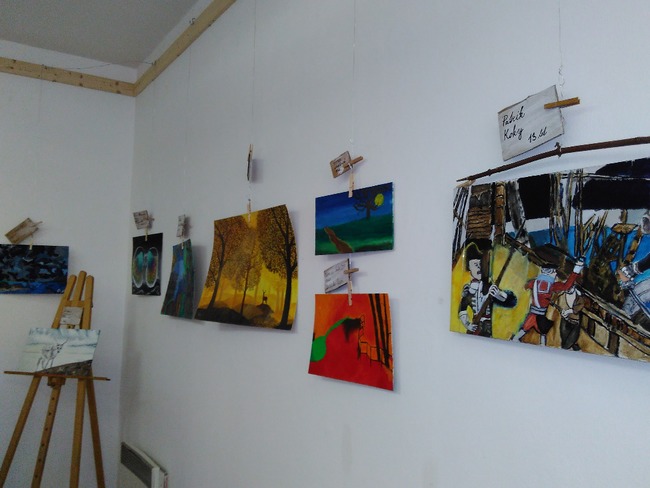 V Zeleném domečku vystavují své obrazy žáci výtvarného oboru Základní umělecké školy v Polici nad Metují 