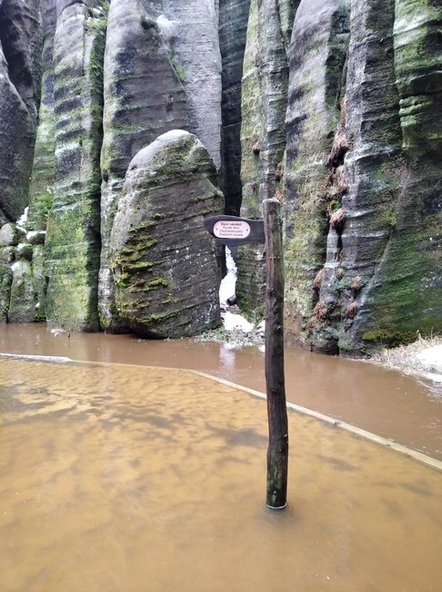 Voda zaplavila turistický okruh v Adršpachu