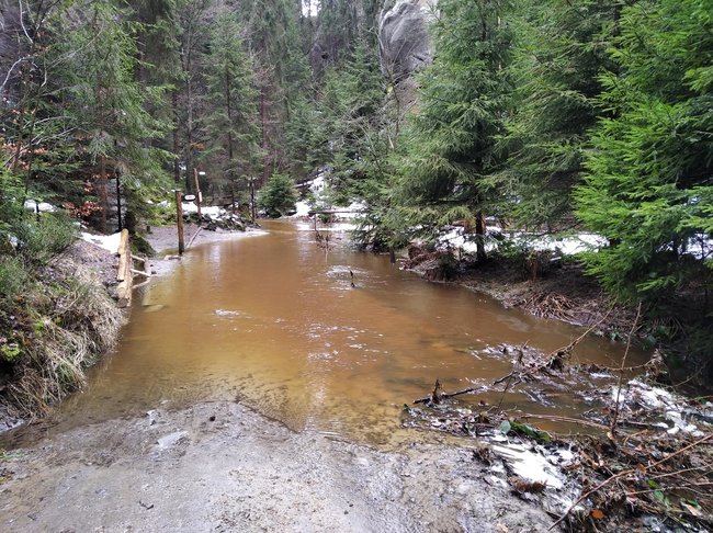 Voda zaplavila turistický okruh v Adršpachu