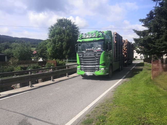 Machov trápí průjezdy polských kamionů se dřevem