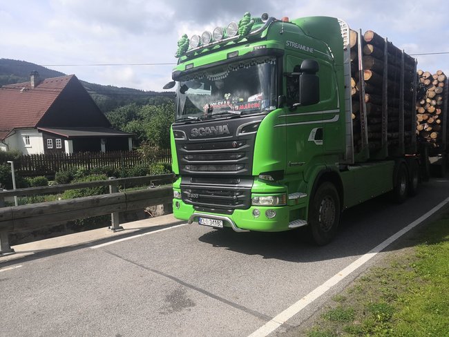 Machov trápí průjezdy polských kamionů se dřevem