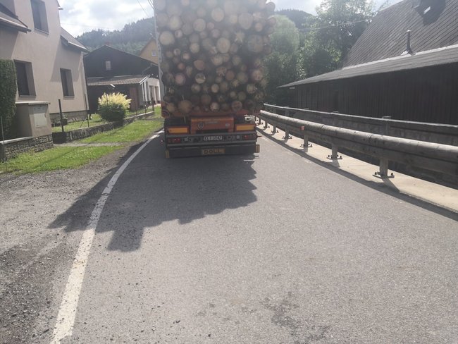 Machov trápí průjezdy polských kamionů se dřevem