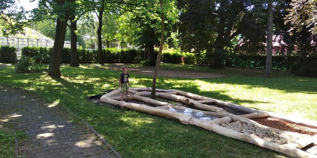 Bosonohou stezkou Pellyho parkem