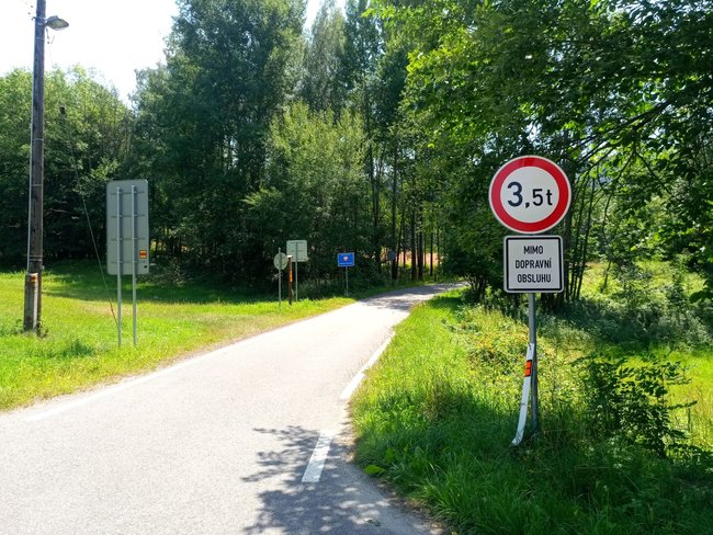 Machov trápí průjezdy polských kamionů se dřevem