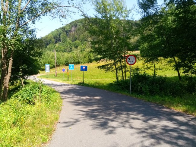 Machov trápí průjezdy polských kamionů se dřevem