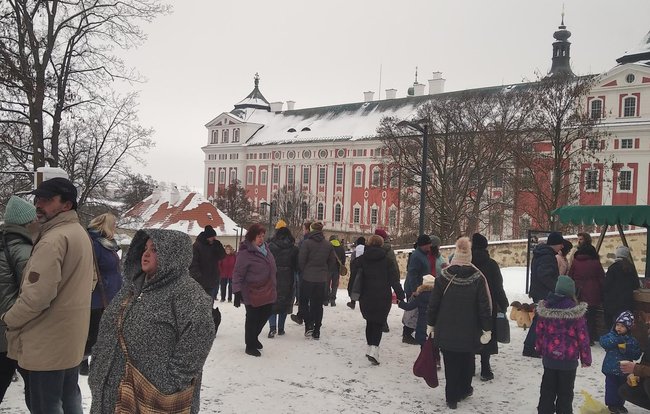 Adventní trh v klášteře přilákal velké množství lidí