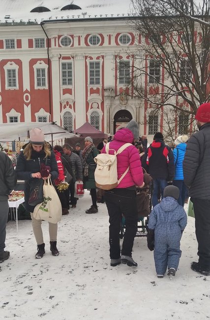 Adventní trh v klášteře přilákal velké množství lidí