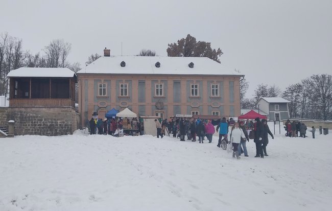 Adventní trh v klášteře přilákal velké množství lidí