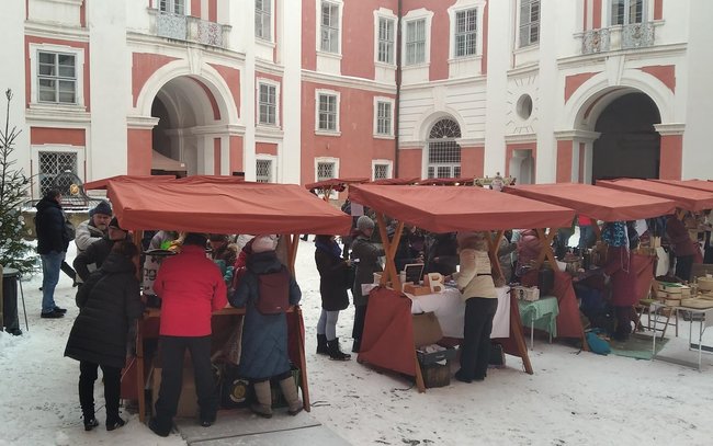 Adventní trh v klášteře přilákal velké množství lidí