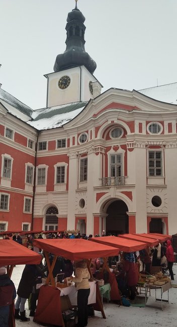 Adventní trh v klášteře přilákal velké množství lidí