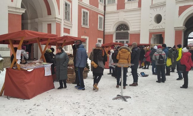 Adventní trh v klášteře přilákal velké množství lidí