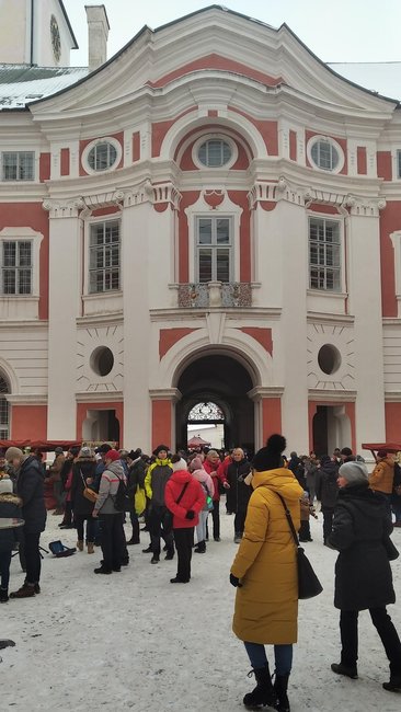 Adventní trh v klášteře přilákal velké množství lidí
