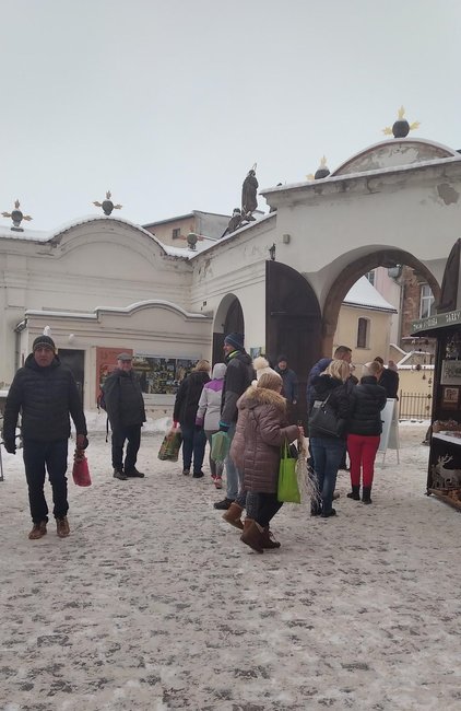 Adventní trh v klášteře přilákal velké množství lidí
