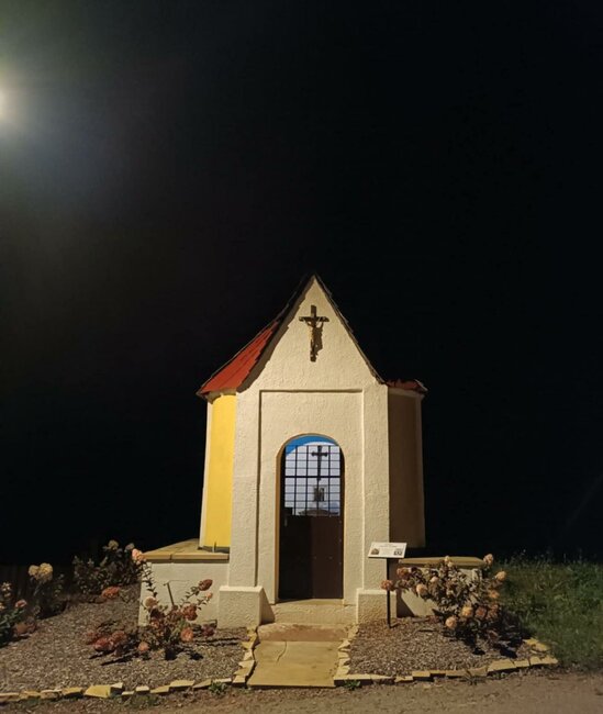 Heřmánkovice rozsvítila nově opravená kaple