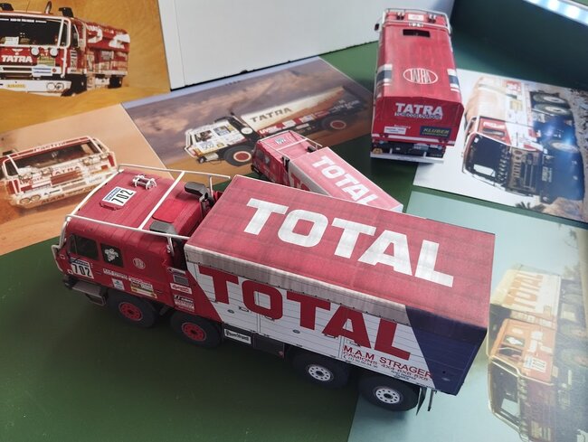 Výstava dakarských speciálů je poctou českým týmům