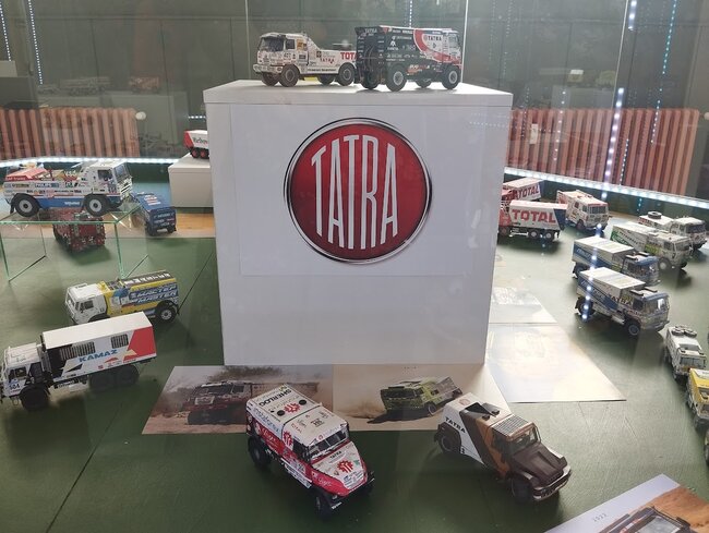 Výstava dakarských speciálů je poctou českým týmům