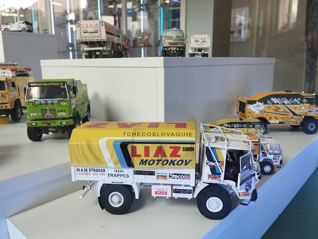 Výstava dakarských speciálů je poctou českým týmům