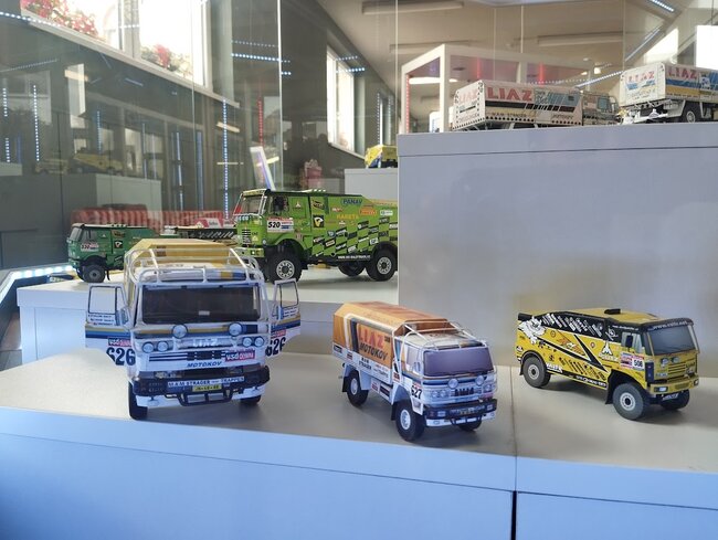 Výstava dakarských speciálů je poctou českým týmům