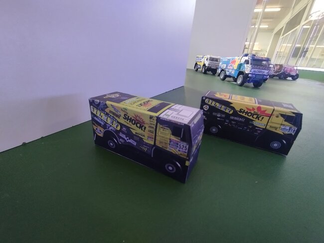 Výstava dakarských speciálů je poctou českým týmům