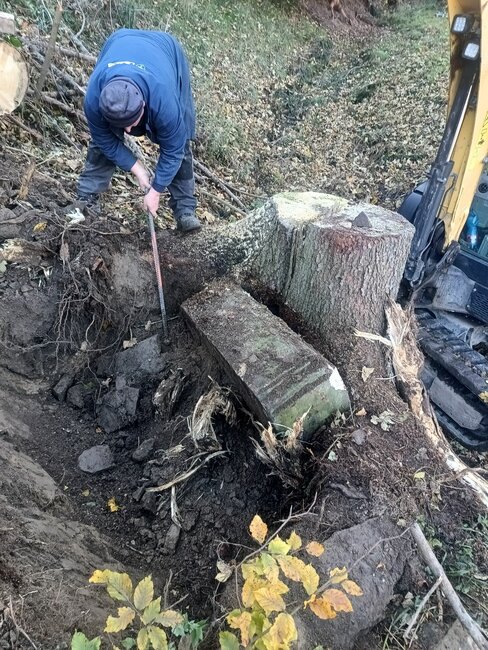 Restaurování křížové cesty v Javoru: lepení a staré nápisy 