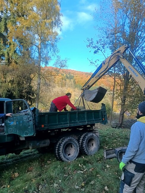 Restaurování křížové cesty v Javoru: lepení a staré nápisy 